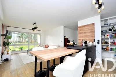 Küche; küchengeräte, holzboden, tageslicht, moderner stil