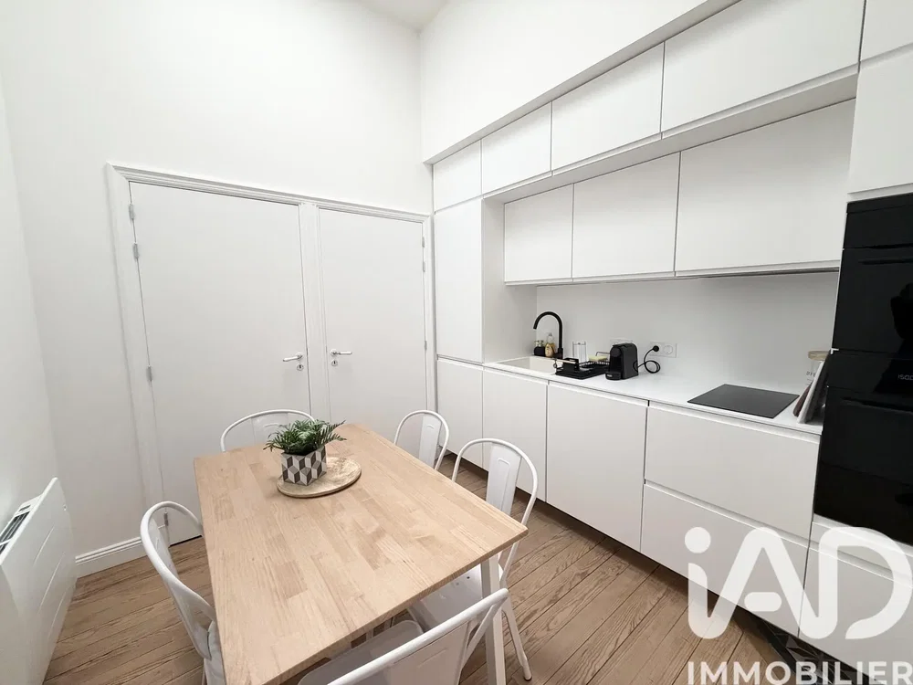 Salón; suelo de madera, luz natural, estilo moderno