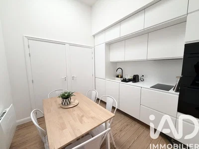 Salón; suelo de madera, luz natural, estilo moderno