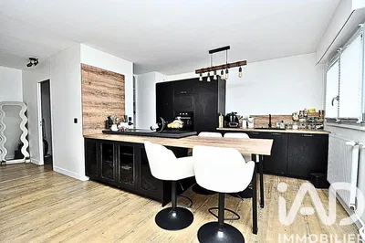 Küche; küchengeräte, holzboden, tageslicht, moderner stil