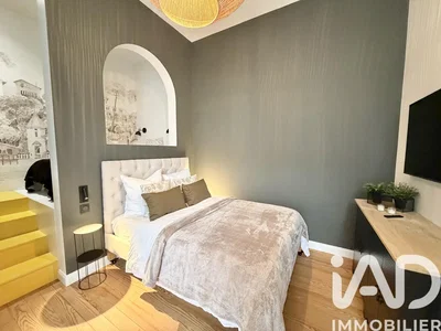 Cocina; electrodomésticos, suelo de madera, luz natural, estilo moderno