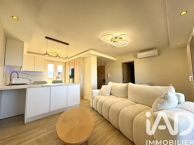 Κουζίνα; συσκευές κουζίνας, ξύλινο πάτωμα, φυσικό φως, μοντέρνο στυλ