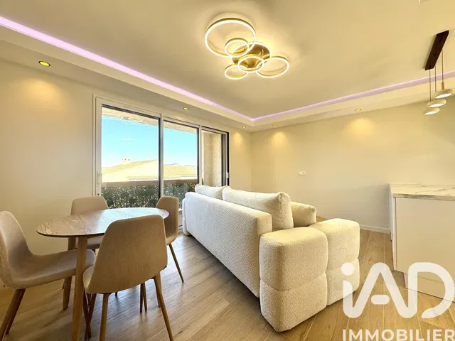 Κουζίνα; συσκευές κουζίνας, ξύλινο πάτωμα, φυσικό φως, μοντέρνο στυλ