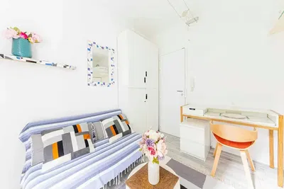 Küche; küchengeräte, holzboden, tageslicht, moderner stil