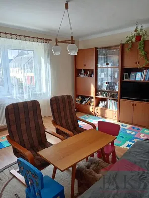 Cozinha; eletrodomésticos, chão de madeira, luz natural, estilo moderno