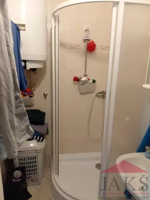 Cozinha; eletrodomésticos, chão de madeira, luz natural, estilo moderno