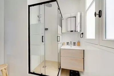 Mutfak; mutfak aletleri, ahşap zemin, doğal ışık, modern stil