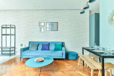 Mutfak; mutfak aletleri, ahşap zemin, doğal ışık, modern stil