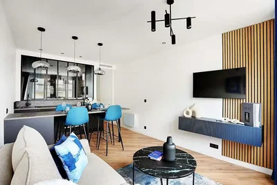 Mutfak; mutfak aletleri, ahşap zemin, doğal ışık, modern stil