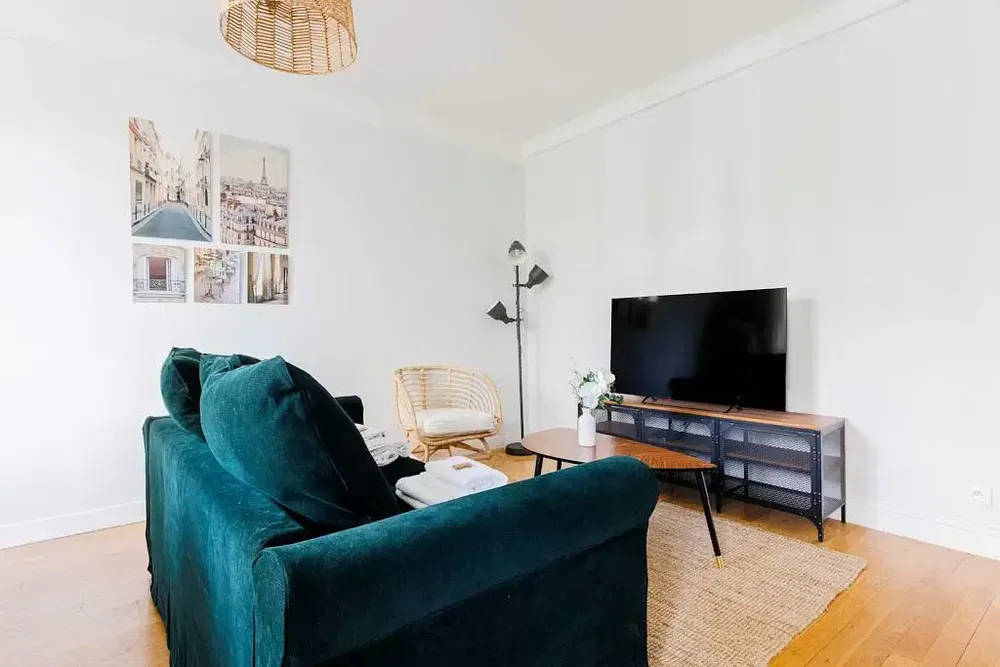 Wohnzimmer; holzboden, tageslicht, moderner stil