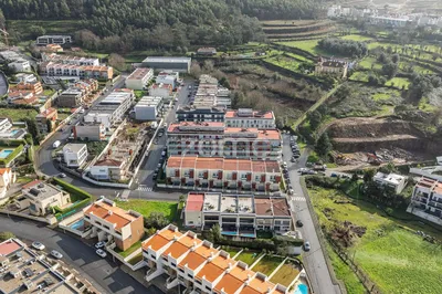 Wohnzimmer; holzboden, tageslicht, moderner stil