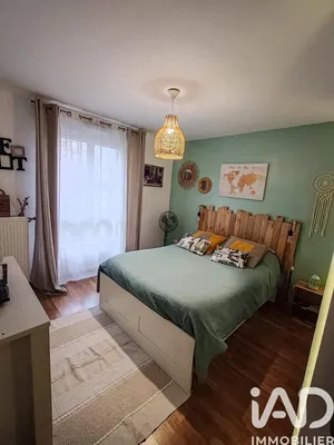 Κουζίνα; συσκευές κουζίνας, ξύλινο πάτωμα, φυσικό φως, μοντέρνο στυλ