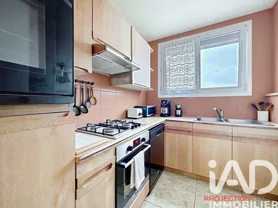 Кухиња; кухињски апарати, дрвени под, природно светло, модерни стил