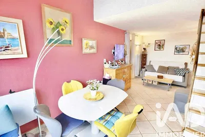 Kuchnia; sprzęt kuchenny, podłoga drewniana, światło dzienne, styl nowoczesny