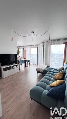 Кухиња; кухињски апарати, дрвени под, природно светло, модерни стил