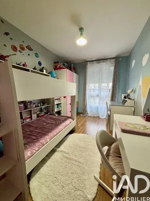 Κουζίνα; συσκευές κουζίνας, ξύλινο πάτωμα, φυσικό φως, μοντέρνο στυλ