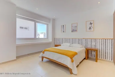 Mutfak; mutfak aletleri, ahşap zemin, doğal ışık, modern stil