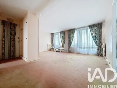 Кухиња; кухињски апарати, дрвени под, природно светло, модерни стил