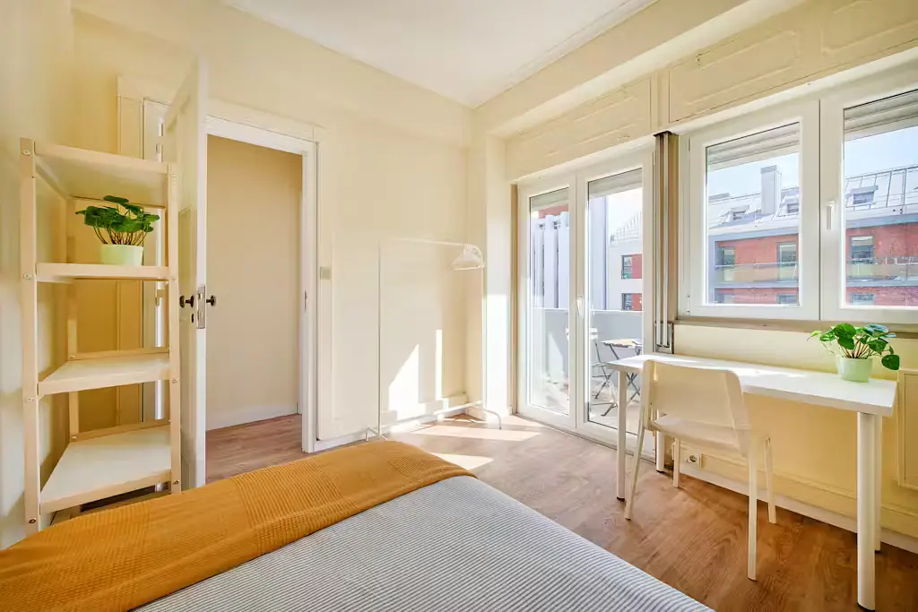 Cuisine; électroménager, parquet, lumière naturelle, style moderne