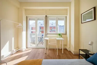 مطبخ; أجهزة المطبخ, أرضية خشبية, ضوء طبيعي, أسلوب عصري