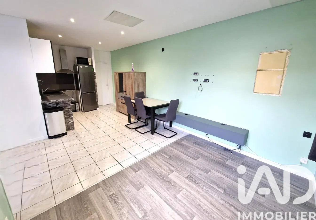 Cocina; electrodomésticos, suelo de madera, luz natural, estilo moderno