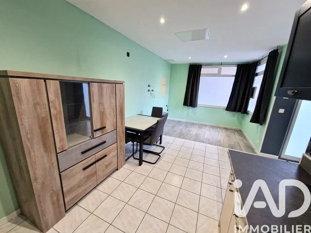 Кухня; кухненски уреди, дървен под, естествена светлина, модерен стил