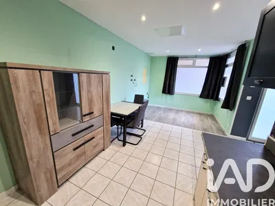 Cocina; electrodomésticos, suelo de madera, luz natural, estilo moderno