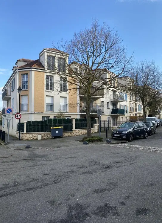 Mutfak; mutfak aletleri, ahşap zemin, doğal ışık, modern stil