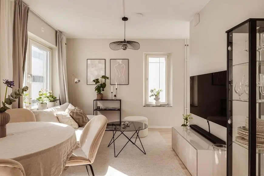 Mutfak; mutfak aletleri, ahşap zemin, doğal ışık, modern stil