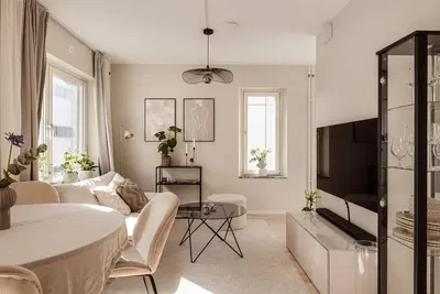 Mutfak; mutfak aletleri, ahşap zemin, doğal ışık, modern stil