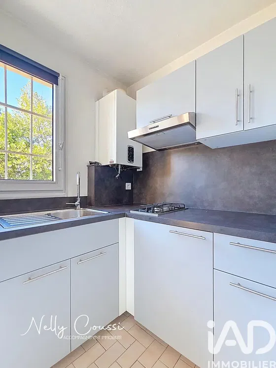 Cucina; elettrodomestici, pavimento in legno, luce naturale, stile moderno