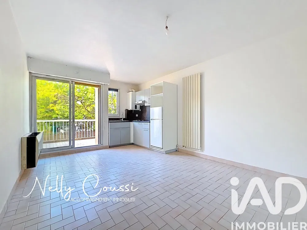 Κουζίνα; συσκευές κουζίνας, ξύλινο πάτωμα, φυσικό φως, μοντέρνο στυλ