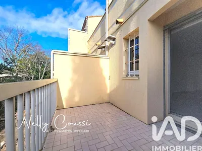 Cucina; elettrodomestici, pavimento in legno, luce naturale, stile moderno