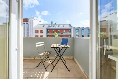 مطبخ; أجهزة المطبخ, أرضية خشبية, ضوء طبيعي, أسلوب عصري