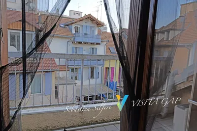 Kuchnia; sprzęt kuchenny, podłoga drewniana, światło dzienne, styl nowoczesny