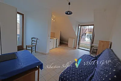 Kuchnia; sprzęt kuchenny, podłoga drewniana, światło dzienne, styl nowoczesny