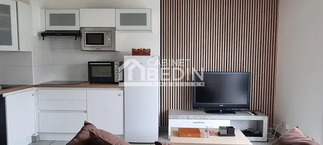 Woonkamer; houten vloer, natuurlijk licht, moderne stijl