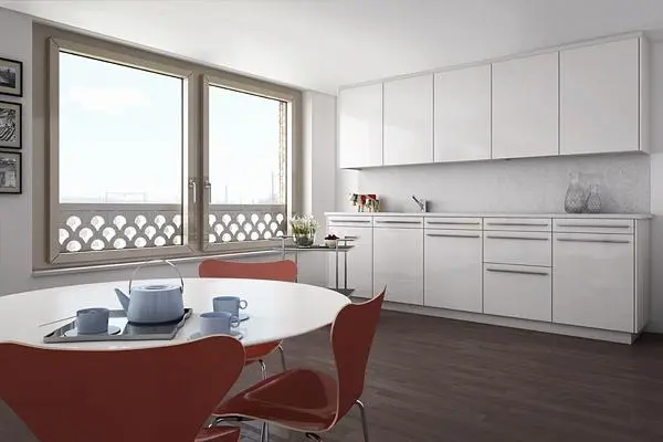 Kuhinja; kućanski aparati, drveni pod, prirodna svjetlost, moderan stil