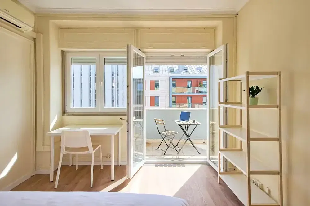 Kuhinja; kuhinjski aparati, drveni pod, prirodno svjetlo, moderni stil