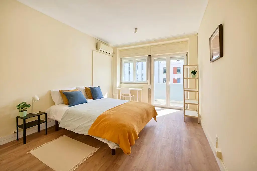 Kuhinja; kuhinjski aparati, drveni pod, prirodno svjetlo, moderni stil