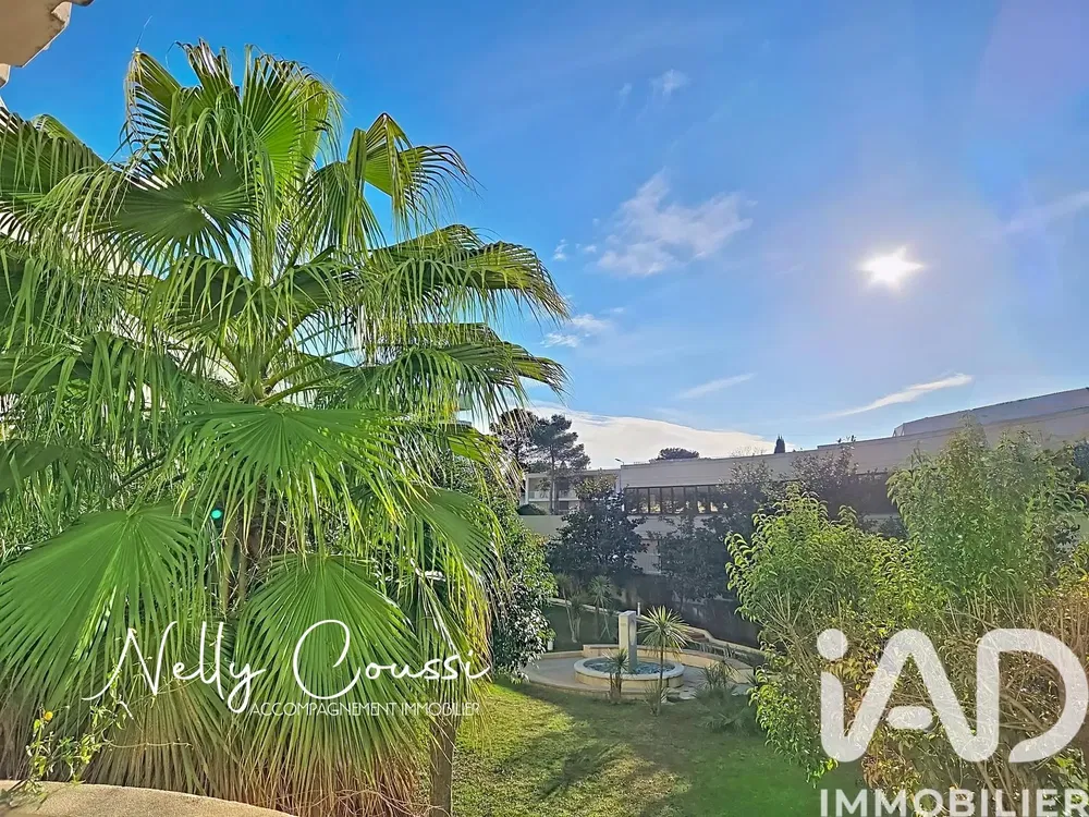 Κουζίνα; συσκευές κουζίνας, ξύλινο πάτωμα, φυσικό φως, μοντέρνο στυλ