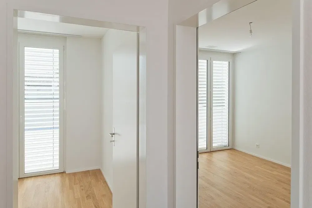 Cucina; elettrodomestici, pavimento in legno, luce naturale, stile moderno