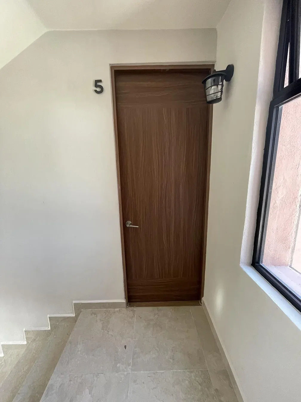 Salon; parquet, lumière naturelle, style moderne