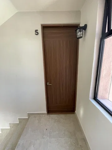 Хол; дървен под, естествена светлина, модерен стил