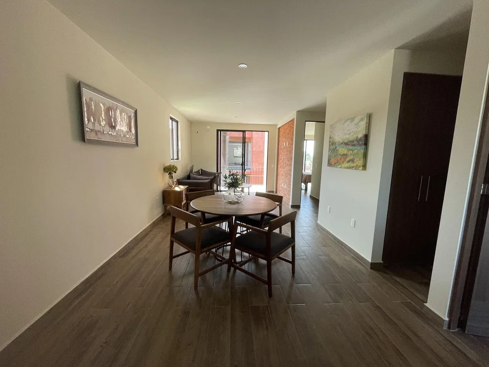 Salon; parquet, lumière naturelle, style moderne
