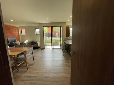 Cuisine; électroménager, parquet, lumière naturelle, style moderne