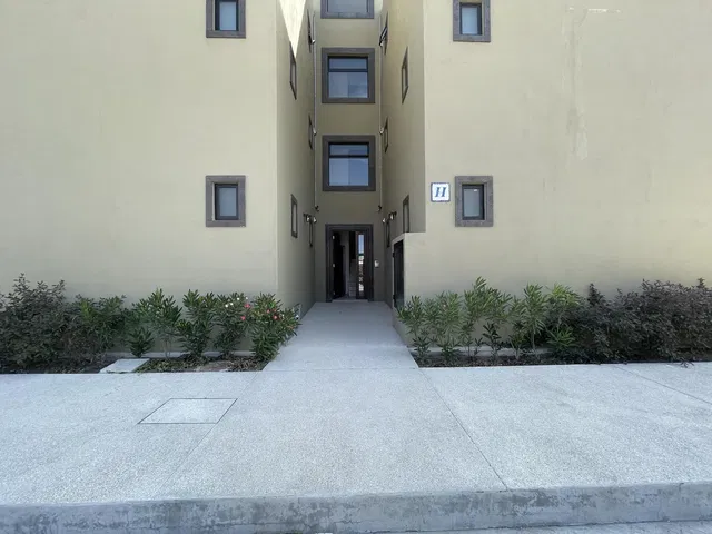 Kuchnia; sprzęt kuchenny, podłoga drewniana, światło dzienne, styl nowoczesny