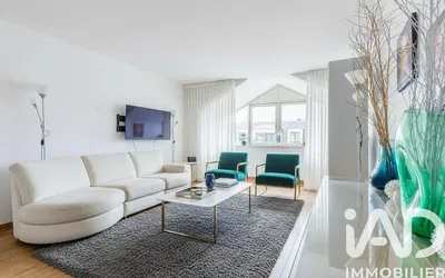 Living room; wood floor, natural light, modern style