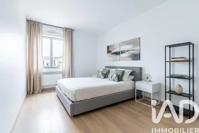 Living room; wood floor, natural light, modern style