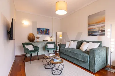 Küche; küchengeräte, holzboden, tageslicht, moderner stil